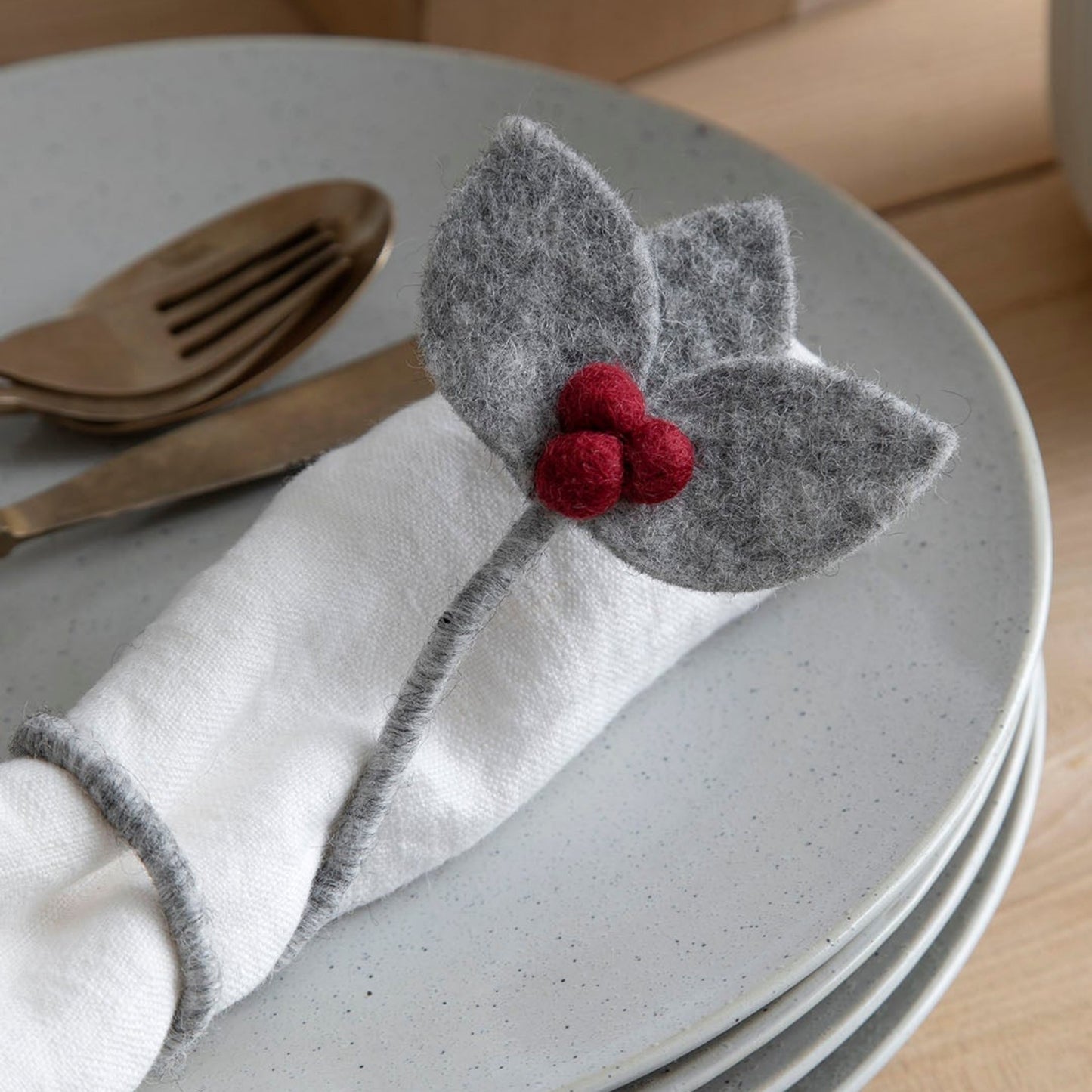 Gry Sif. Filz - Blätter mit Beeren am Stiel Grau