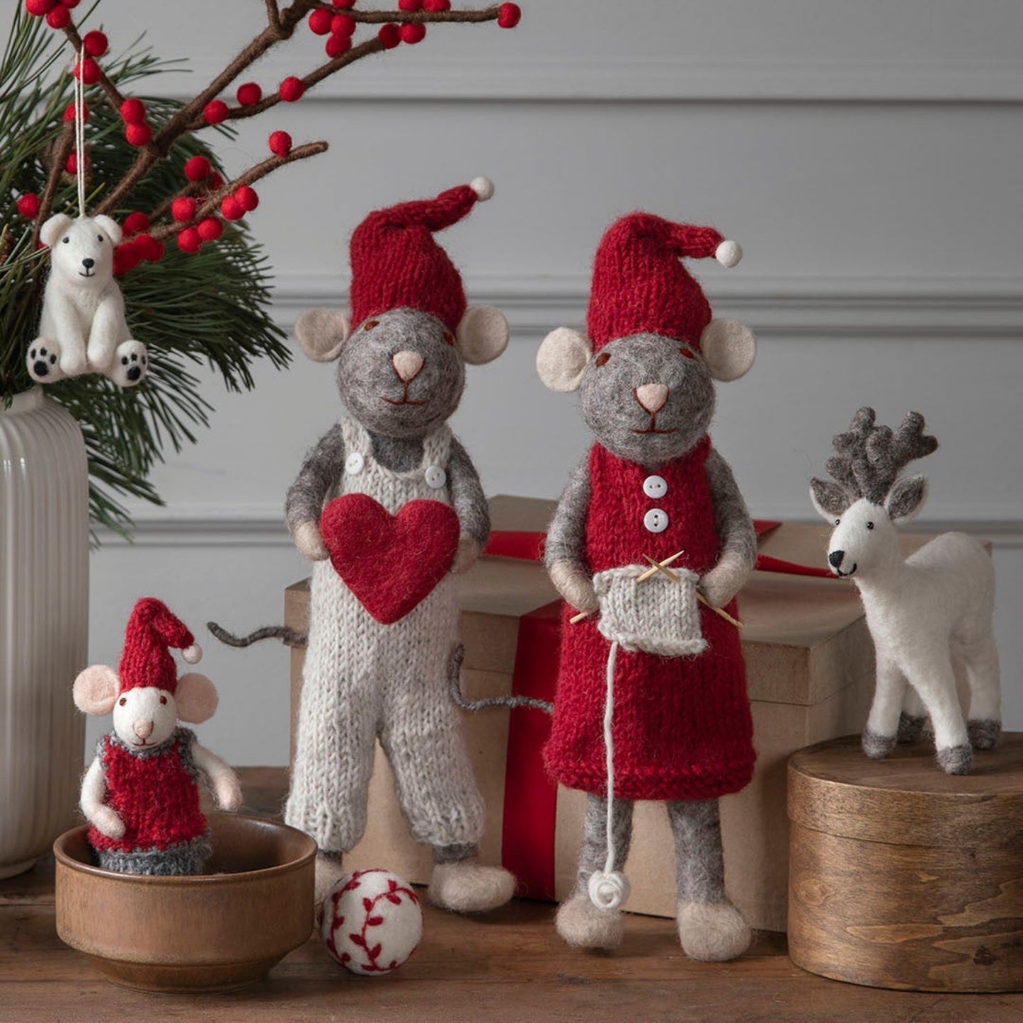 Gry Sif. Filz - Große Weihnachtsmaus mit Kleid und Strickzeug