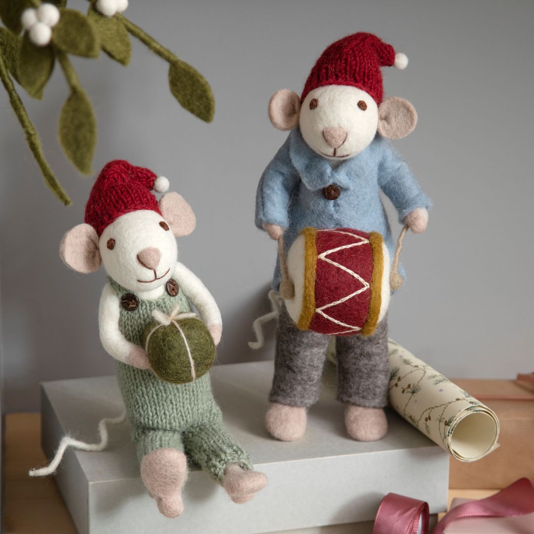 Gry & Sif. Filz - Große Weihnachts-Maus mit Geschenk Beispielbild