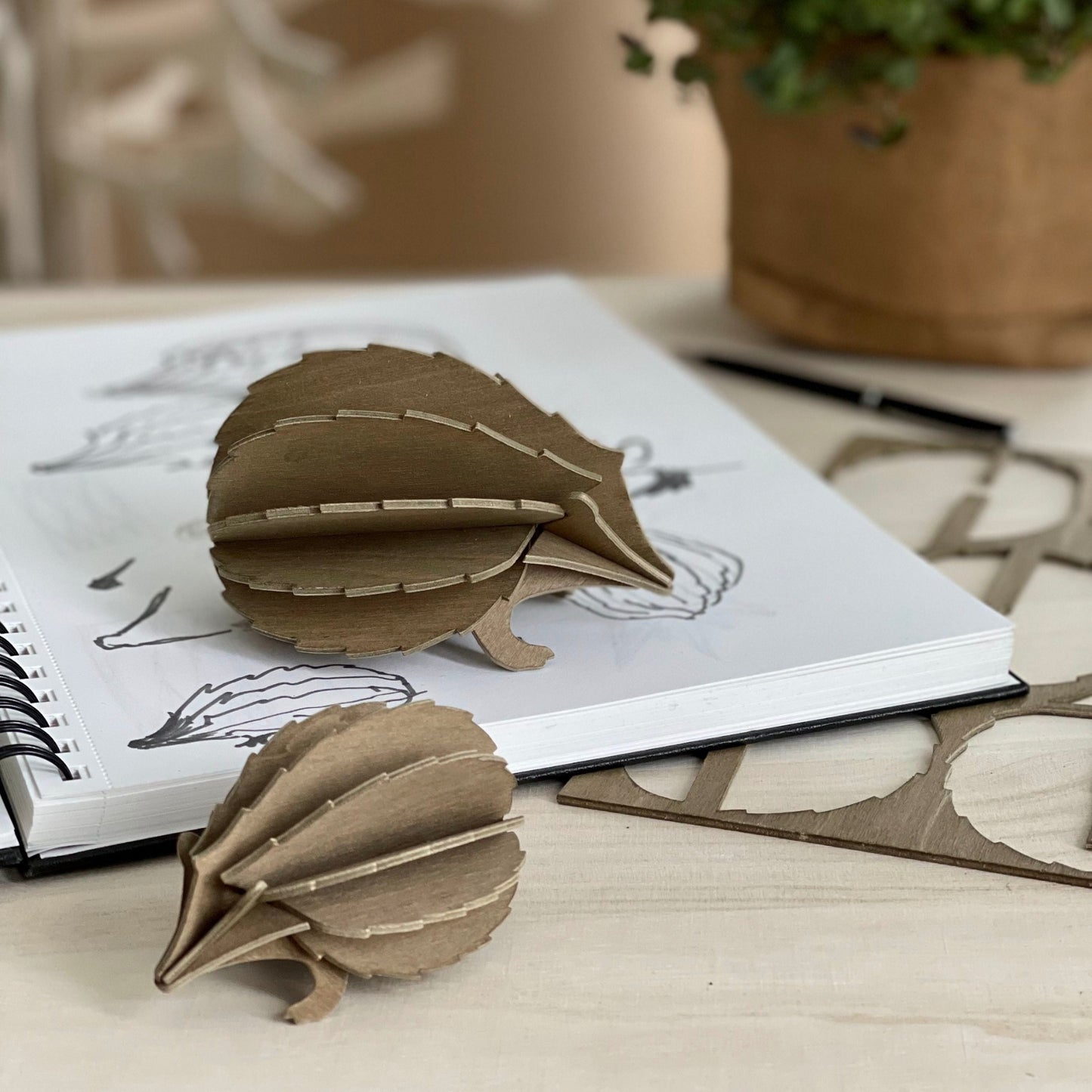 LOVI. Holzfigur Igel