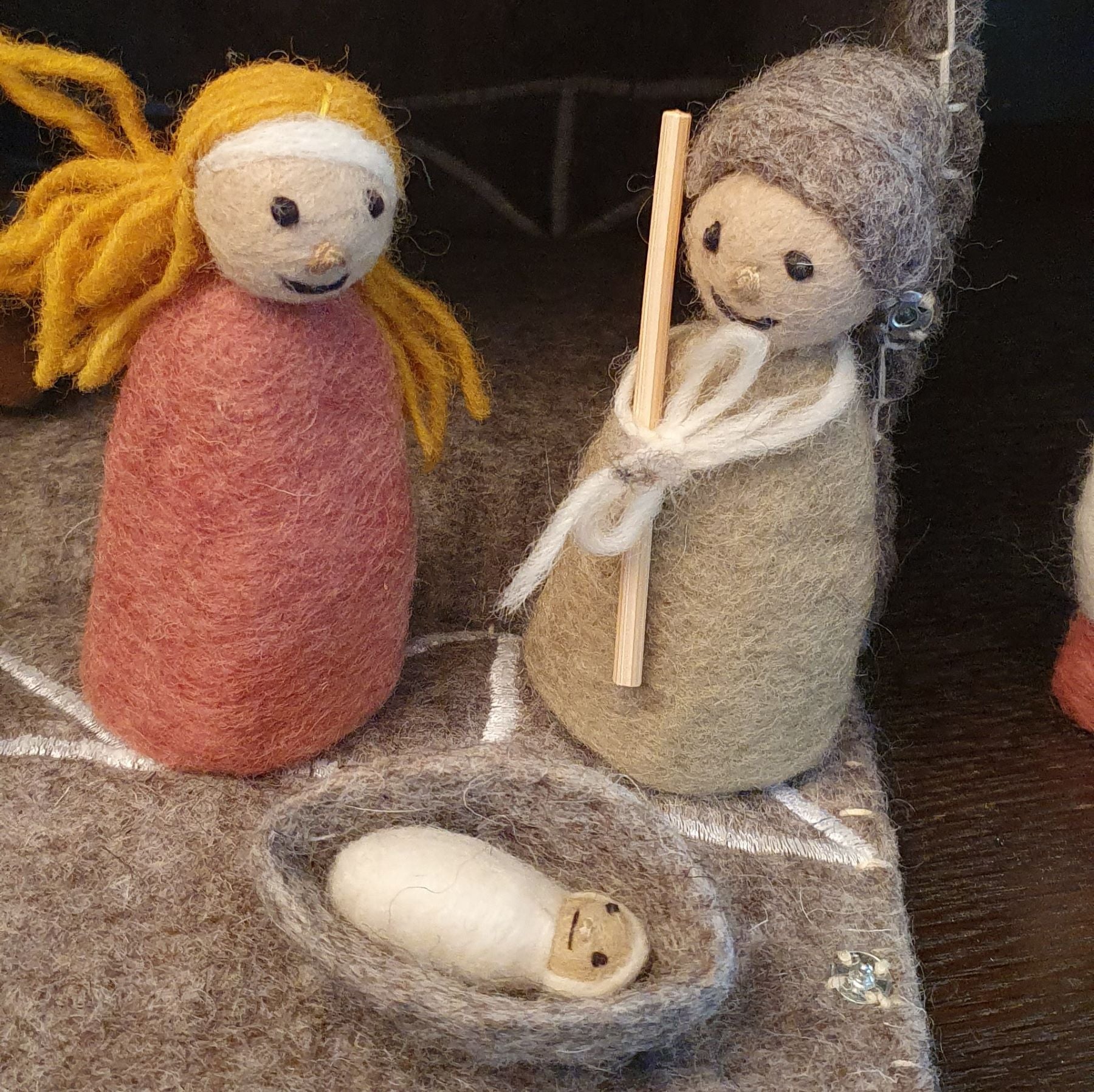 Gry & Sif - Krippe mit Filzfiguren Weihnachten Famlie
