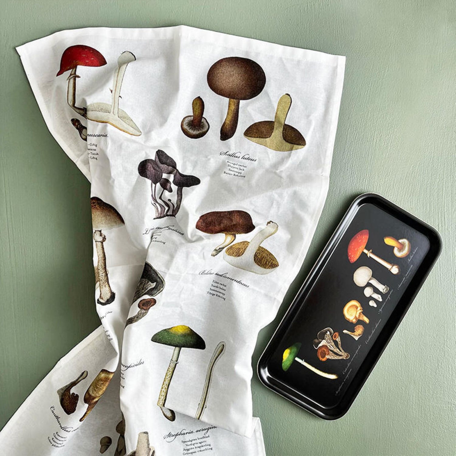 Koustrup & Co Geschirrtuch Pilze und Tablett